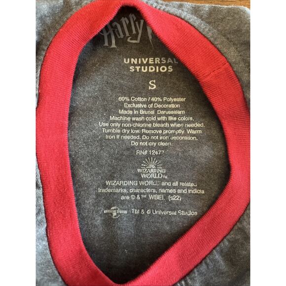 Universal Studio Wizarding World of Harry Potter Gryffindor Keeper T-Shirt Sz S - Picture 6 of 10